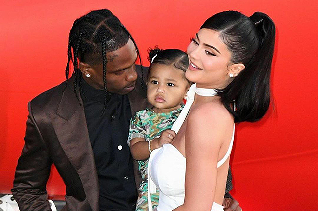 Кайли Дженнер призналась в любви Трэвису Скотту в день его рождения и поделилась семейными фото