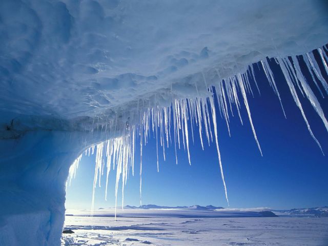Самая низкая температура на поверхности Земли была зафиксирована 21 июля 1983 года на советской антарктической станции «Восток», расположенной в Восточной Антарктиде и составила 89,2 °C