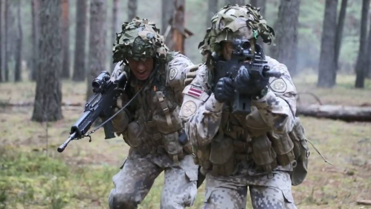 Военная тренировка началась в Латвии у границы с Белоруссией и Россией