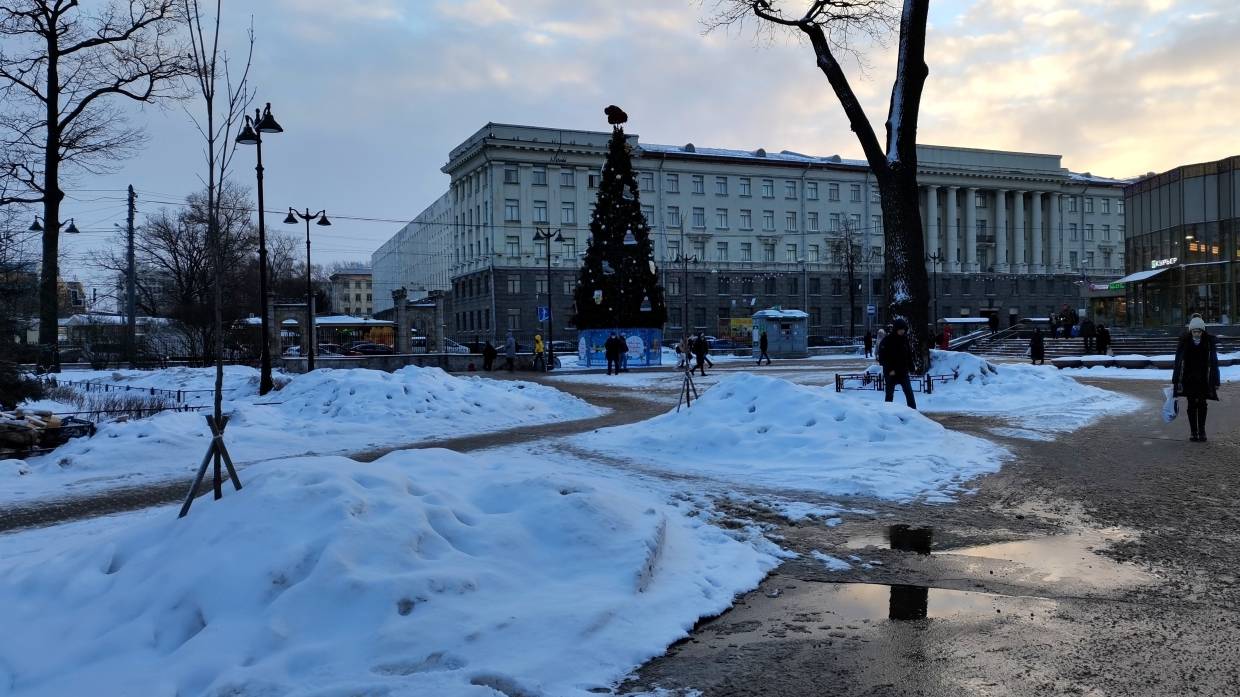 Жители Курортного района Петербурга с начала зимы так и не дождались уборки снега