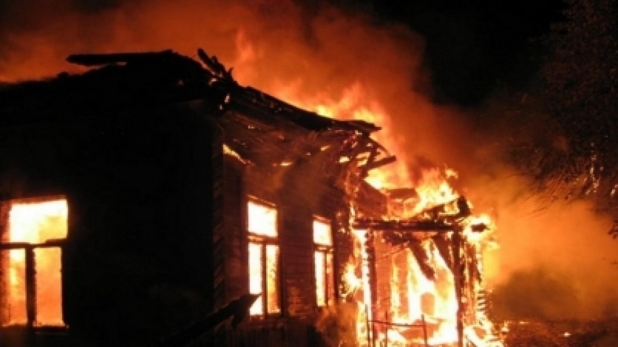 В Пермском крае полицейский вытащил мужчину из горящего деревянного дома