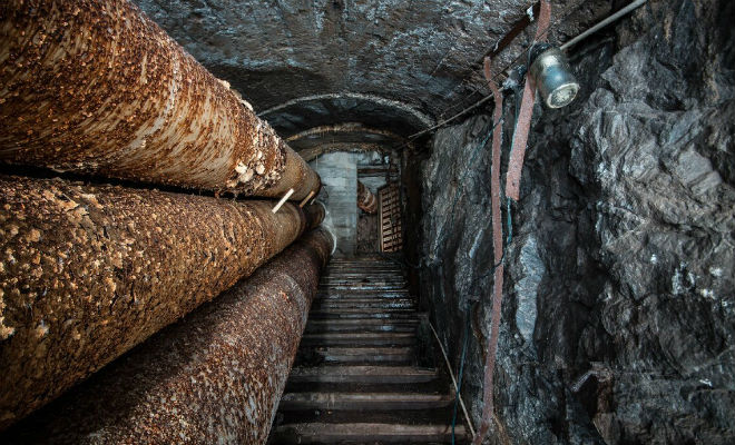 Бетонная будка на склоне скрывала вход сеть тоннелей: поисковик включил камеру и пошел внутрь Бетонная будка на склоне скрывала вход сеть тоннелей: поисковик включил камеру и пошел внутрь Культура
