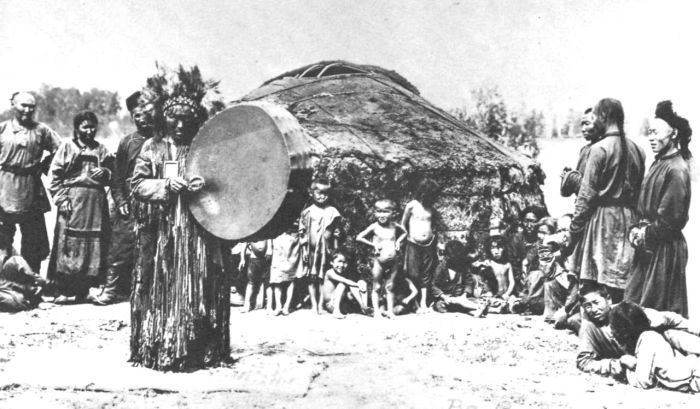 Тувинский шаман за работой. 1900 год. 