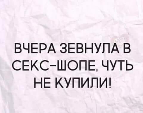 Муж и жена в постели. Он начинает рукой гладить её плечи