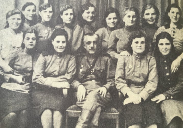 «Главное — не умереть в мужских трусах»: как женщины выживали и справлялись с бытом во время войны «Главное — не умереть в мужских трусах»: как женщины выживали и справлялись с бытом во время войны