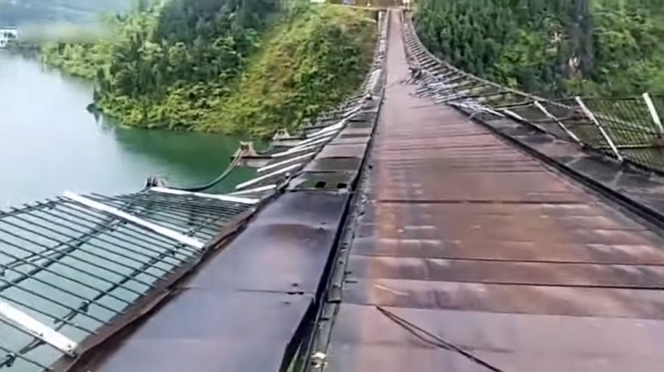 В Китае подвесной мост начинает разрушаться из-за сильного ветра (ВИДЕО)
