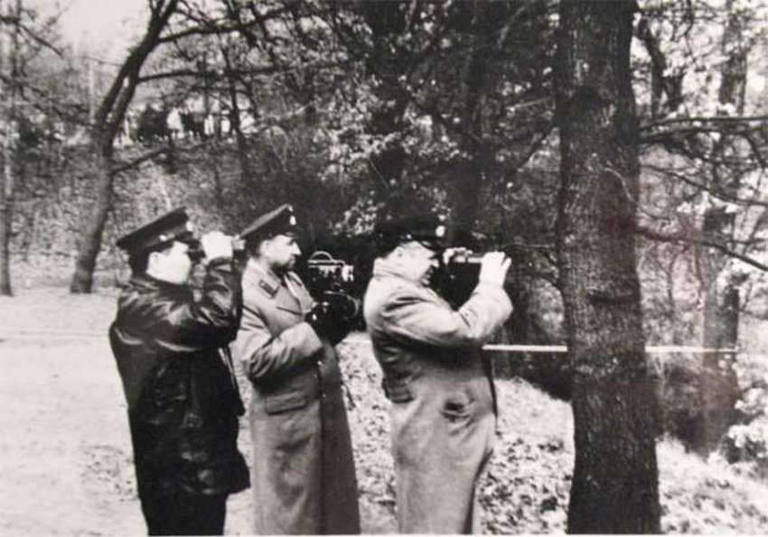Советские офицеры бессильно наблюдают, как натовцы поднимают истребитель из озера. / Родина