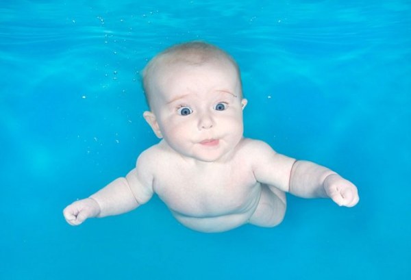 Милые и нежные кадры детей под водой (13 фото)