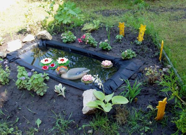 Пруд из старой ванны. Фото с сайта udec.ru