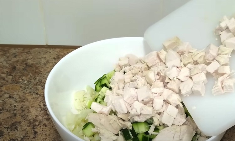 Превратили 300 грамм курицы в царский салат вкуснее любого Оливье салаты