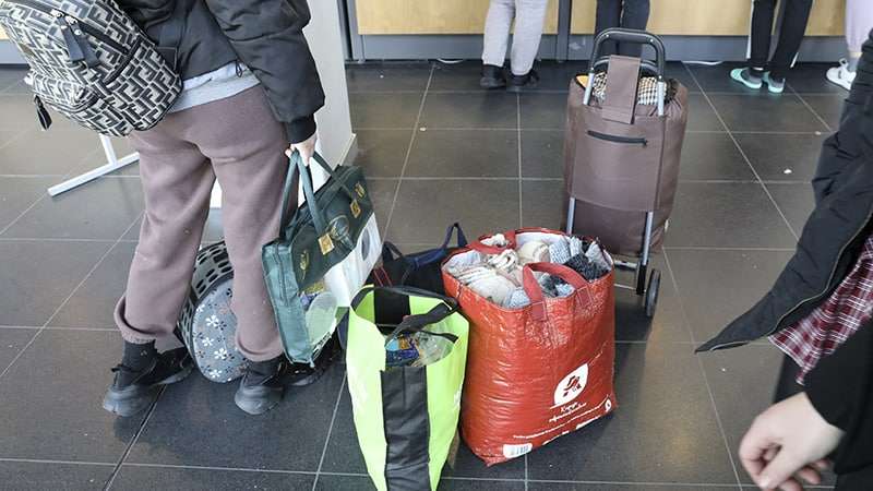 Появились кадры прибытия беженцев из Изюма в пункт временного размещения