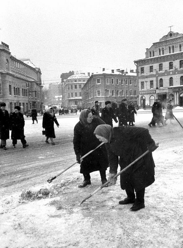 Фотографии зимней Москвы разных лет бульвар, вторая, половина, переулок, площадь, конец, годовЧистопрудный, 1940х, набережная, Националя, пруду, Новодевичьем, годовХоккей, заставы, Тверской, гостиницы, годГазетный, проспект, годЛенинградский, Сухаревский