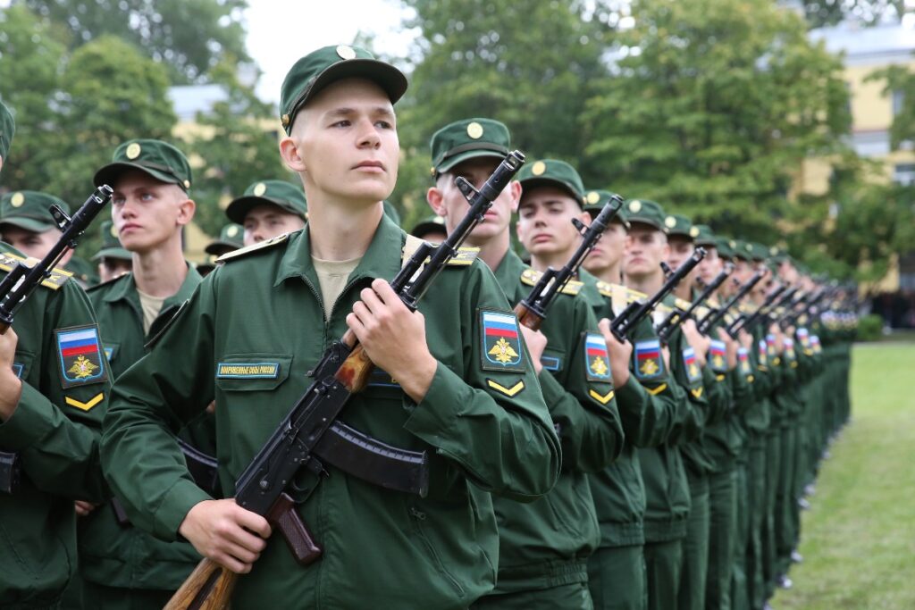 В России воссозданы Московский и Ленинградский военные округа