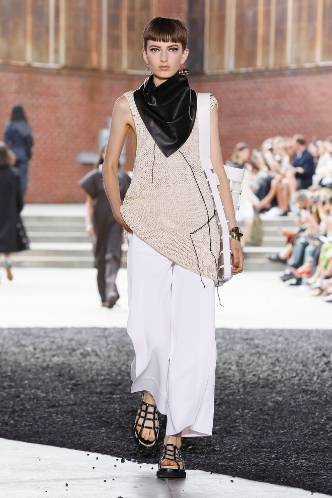 Косынки из кожи, которые все будут носить весной, — на показе 3.1 Phillip Lim Косынки из кожи, которые все будут носить весной, — на показе 3.1 Phillip Lim лучшее,мода,модные советы,Наряды