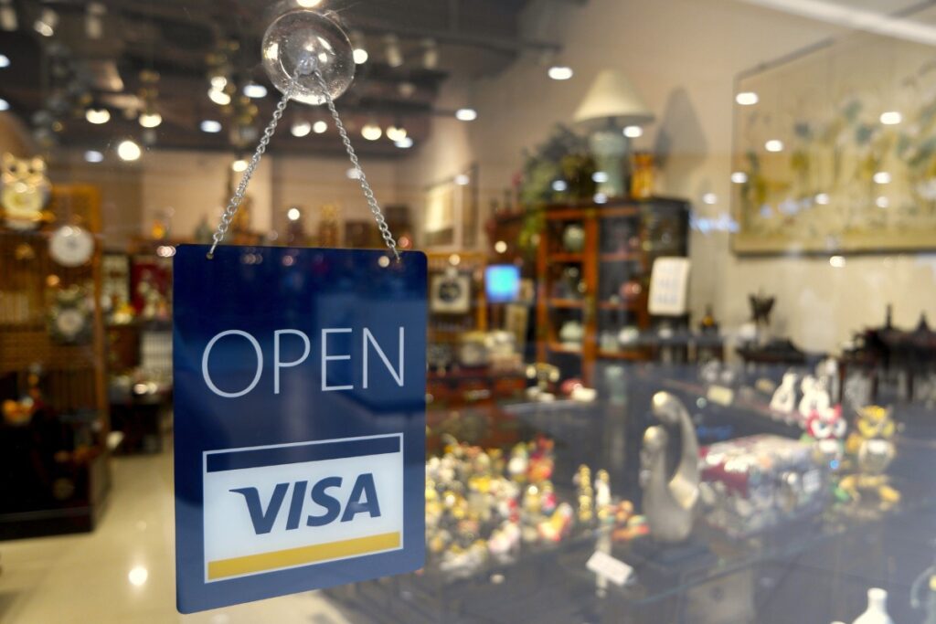 ЦБ пообещал резко не отключать карты Visa и Mastercard