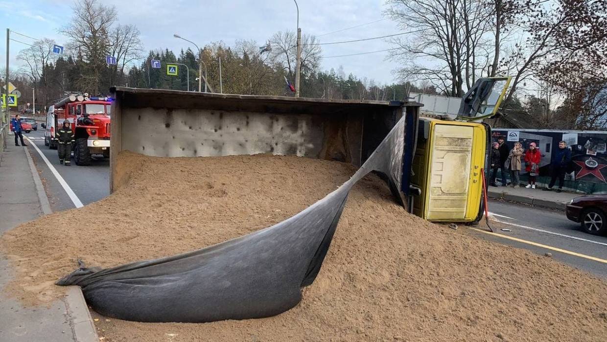 Росгвардейцы ликвидировали последствия аварии с перевернутым самосвалом в Ленобласти