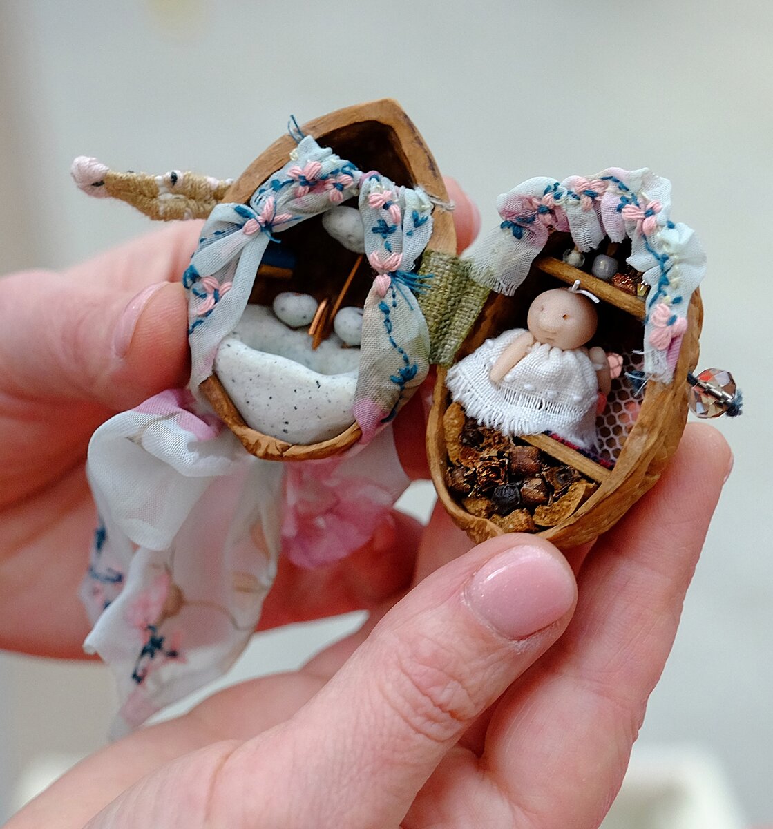 Мир внутри орешка. Невероятные кукольные домики внутри грецких орехов делает мастерица из Архангельска
