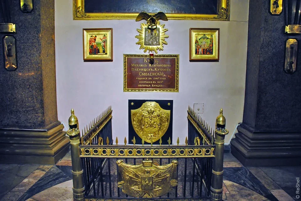 Перед гробницей