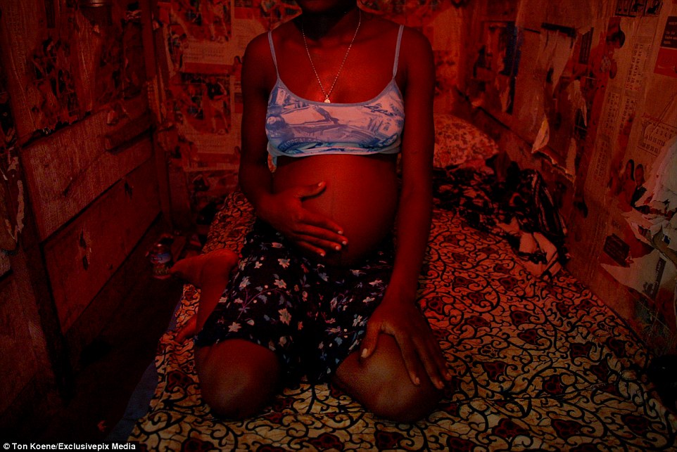 «Ангелы смерти»: фото проституток из Нигерии, где СПИД уносит 10 миллионов жизней в год