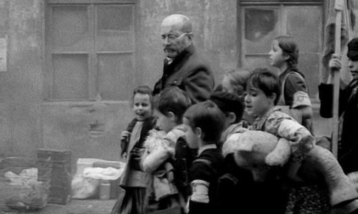 Януш Корчак идет вместе с детьми в газовую камеру. Треблинка. 6 августа 1942 г. #Фотографии, #история, #факты, .война