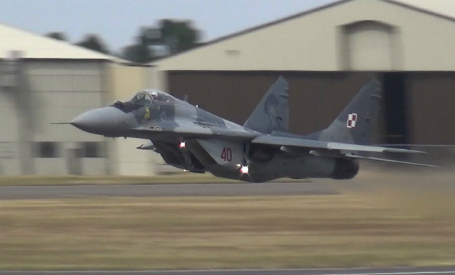 Вертикальный взлет МиГ-29: пилот пошел резко вверх сразу после разбега Вертикальный взлет МиГ-29: пилот пошел резко вверх сразу после разбега Культура