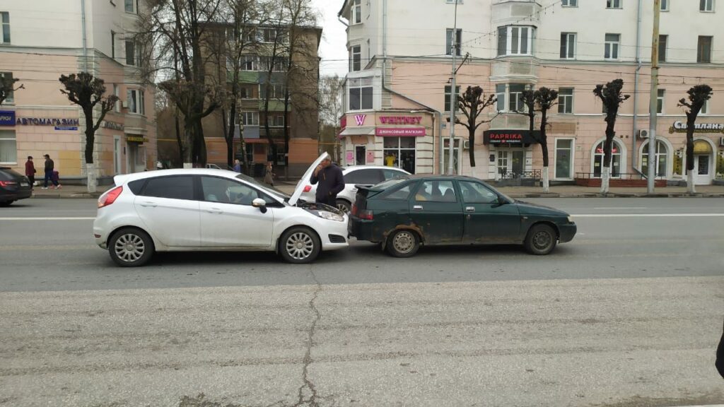 В Рязани напротив остановки «улица Вокзальная» столкнулись два автомобиля