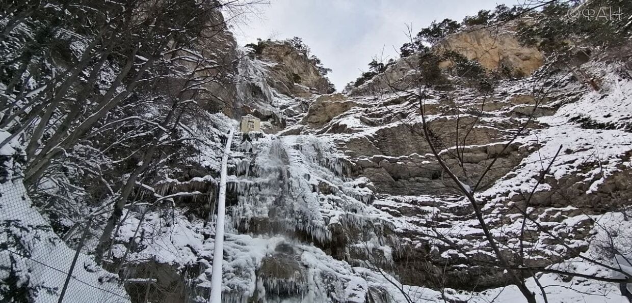 В Крыму начались крещенские морозы: в Ялте полностью замерз водопад Учан-Су