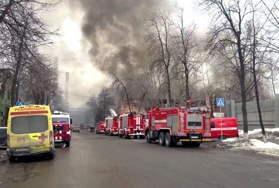 В Екатеринбурге начался пожар на территории одного из крупнейших в стране предприятий — Уралмашзавода, где загорелось производственное здание компании, производящей трансформаторы.