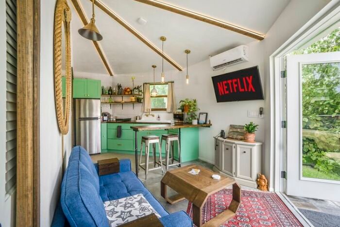 Парень купил себе крошечный остров, построил необычный дом и зажил жизнью мечты Парень купил себе крошечный остров, построил необычный дом и зажил жизнью мечты