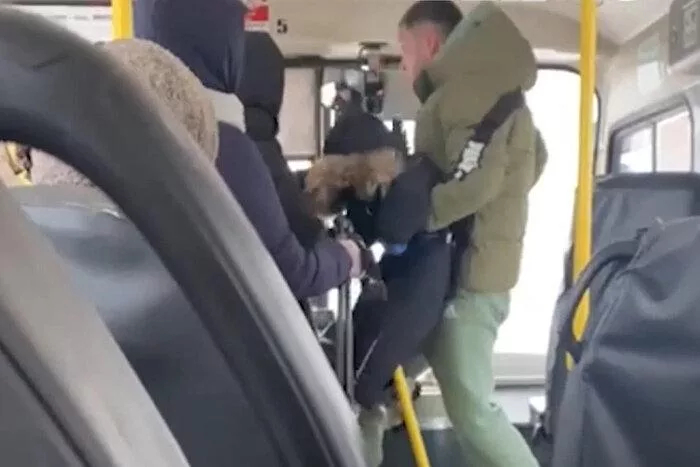 В Екатеринбурге мужчина с ребёнком на руках устроил драку в автобусе
