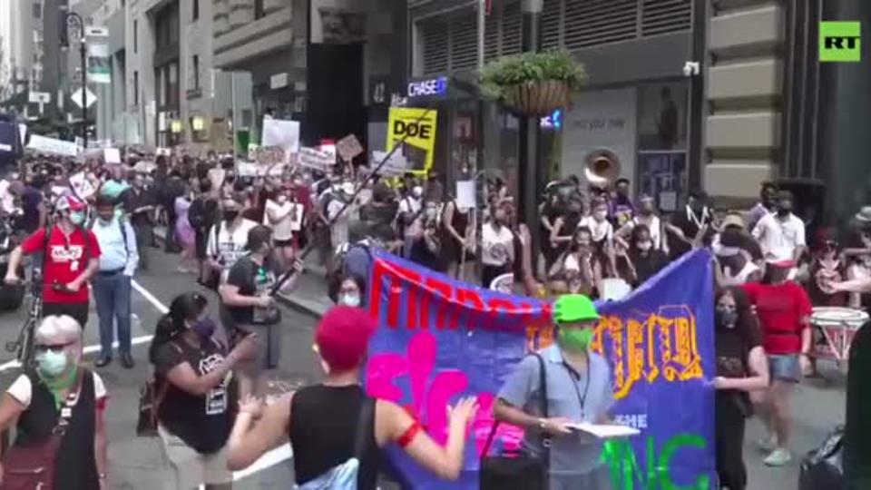 Гробы и барабаны: В Нью-Йорке прошел митинг против открытия школ