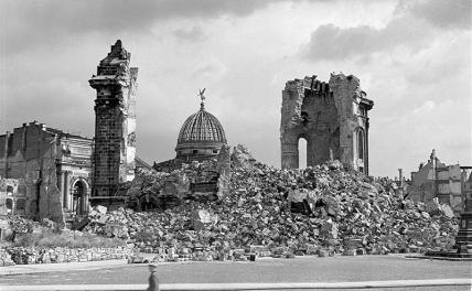На фото: Дрезден после воздушных налетов союзников в период с 13 по 14 февраля 1945 года, которые привели к обширным разрушениям города
