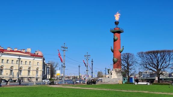 В честь 321-летия со дня основания Петербурга зажгли Ростральные колонны