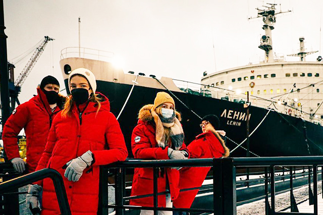 Наталья Водянова с детьми побывала на легендарном ледоколе "Ленин" в Мурманске