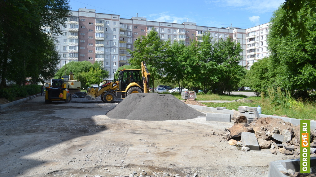 Откуда во дворе. Двор асфальт панельный дом. Октябрьский 48 Череповец. Череповец асфальт домики стал. Двор где ТСЖ не ворует.