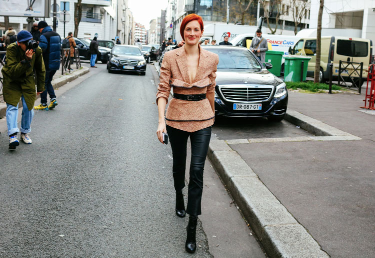 Taylor Tomasi Hill в черных капри и кардиган с глубоким вырезом и поясом на талии