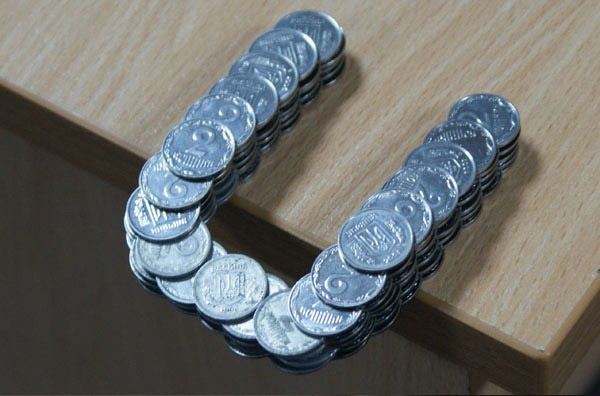 Монеты, сложенные в стопку особым образом, позволяющим им удерживаться вместе даже за пределами стола интераесное, факты, фото