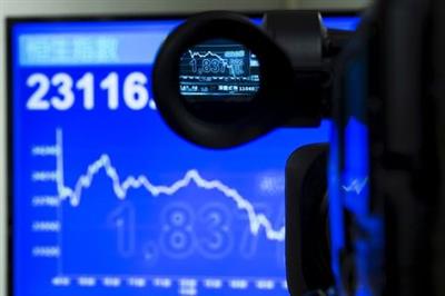 An electric display chart showing the afternoon trading trend of the blue chip Hang Seng Index is seen through a camera at a brokerage in Hong Kong, China July 8, 2015. Losses on the mainland weighed heavily on Hong Kong shares, with the Hang Seng Index down 3.3 percent and shares of Chinese companies listed in the city falling 4.2 percent. REUTERS/Tyrone Siu