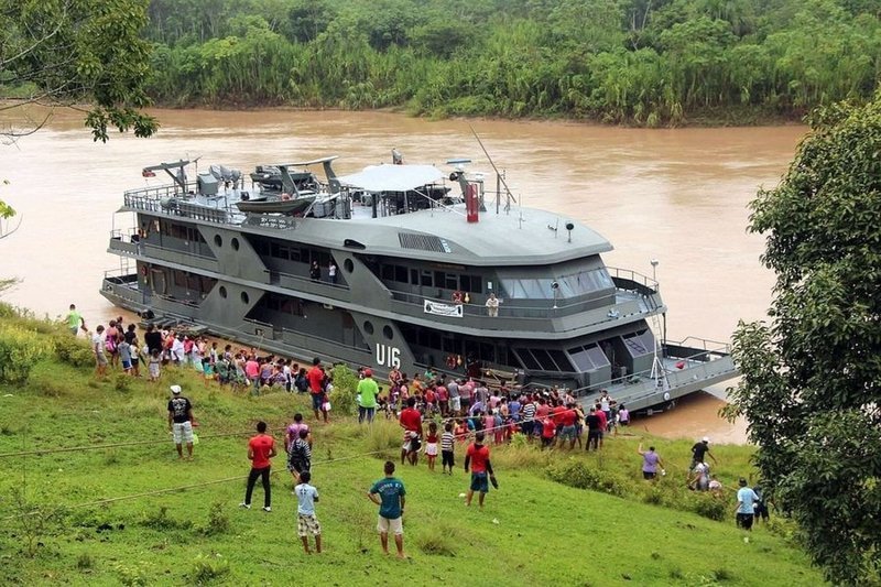 9. В Бразилии существуют корабли-госпитали, которые заплывают в отдалённые деревни, чтобы предоставить их жителям бесплатную медицинскую помощь в мире, добро, истории, люди, позитив, фото