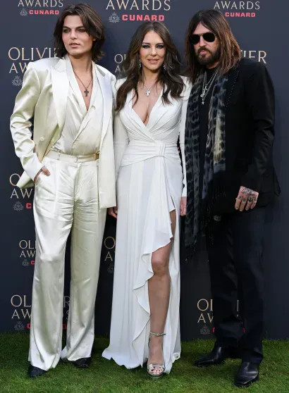 Кейт Бланшетт, Рэйчел Зеглер и Элизабет Хёрли с сыном и бойфрендом посетили премию Olivier Awards 2026 Хёрли, SpicerGettyimages, платье, сыном, Розамунд, Элизабет, церемонию, Рэйчел, Миррен, Хелен, Зеглер, дорожке, ковровой, Сайрусом, Билли, пришла, музыкантом, премии, выбрала, Бланшетт