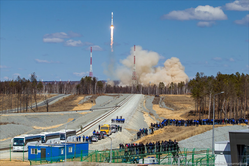 Почему на старте стояла серая ракета, а улетела белая? запуск, космос, ракета