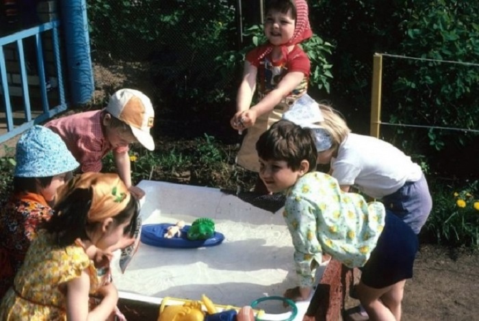 В детских садах в СССР были самые добрые воспитательницы, самая вкусная еда, самые интересные игрушки.
