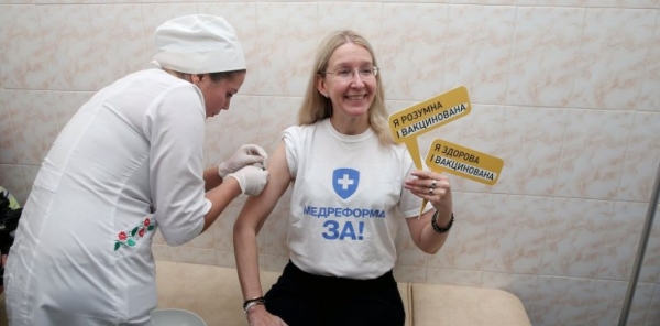 Здоровье украинцев оказалось в руках меломанки с мухобойкой