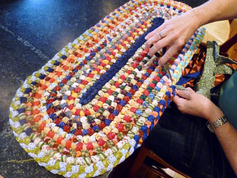 плетеный коврик из старой наволочки