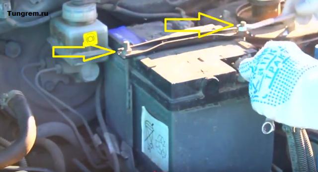 Откручиваю крепление аккумулятора на Калине