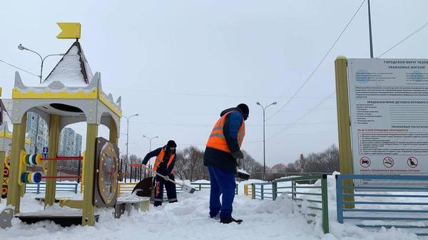 «Несем благо жителям нашего города»: подмосковные дворники рассказали о работе в снегопады