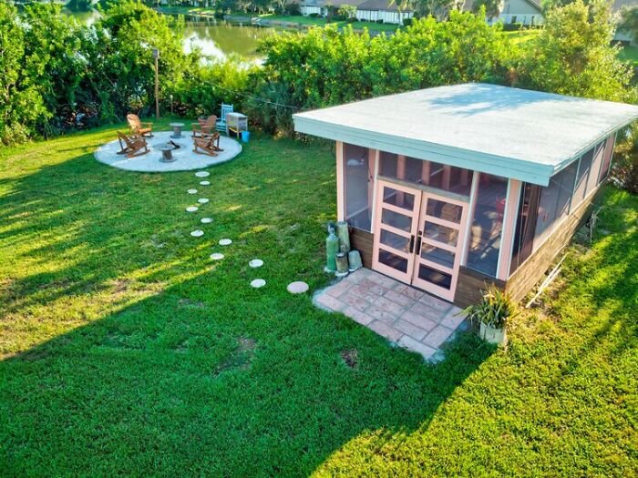 Парень купил себе крошечный остров, построил необычный дом и зажил жизнью мечты Парень купил себе крошечный остров, построил необычный дом и зажил жизнью мечты