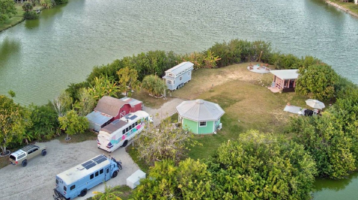 Парень купил себе крошечный остров, построил необычный дом и зажил жизнью мечты