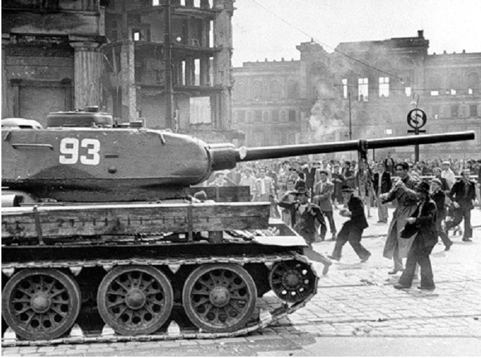 Фото для иллюстрации - советский танк и демонстранты. (фото с Новочеркасска не сохранились).