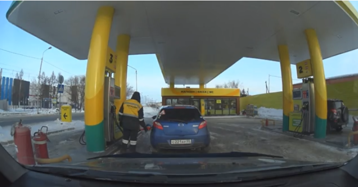 Работник АЗС в Омске ворует бензин у водителей? азс